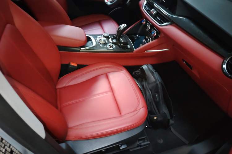 Used Alfa Romeo Stelvio 2021 2.0T 280HP Luxury Edition Right Front Seat