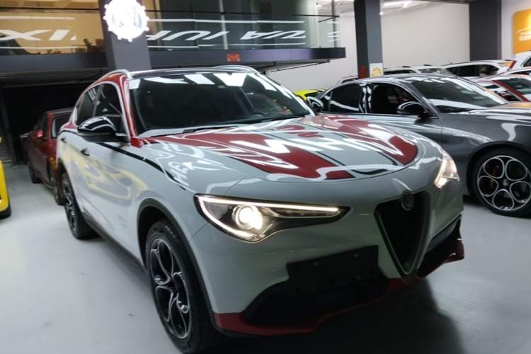 Used Alfa Romeo Stelvio 2021 2.0T 280HP Luxury Edition Front Right 45 Deg