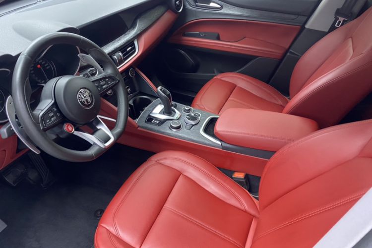 Used Alfa Romeo Stelvio 2021 2.0T 280HP Luxury Edition Interior 2