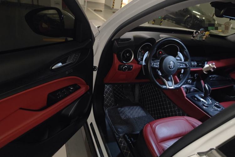Used Alfa Romeo Stelvio 2021 2.0T 280HP Luxury Edition Interior 3