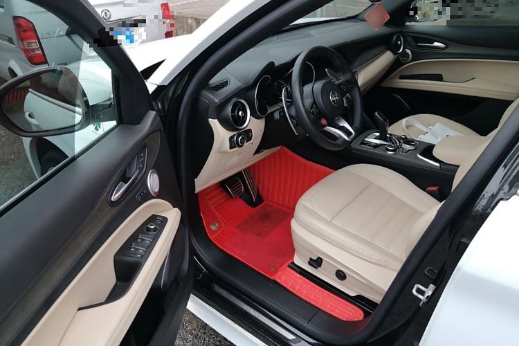 Used Alfa Romeo Stelvio 2021 2.0T 280HP Luxury Edition Interior 3