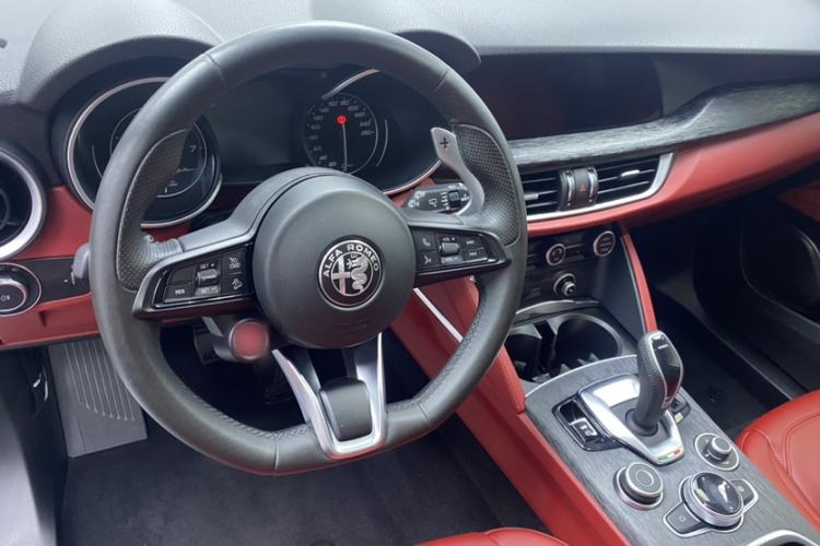 Used Alfa Romeo Stelvio 2021 2.0T 280HP Luxury Edition Interior 3