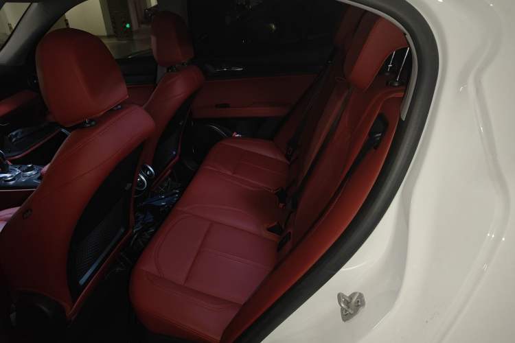 Used Alfa Romeo Stelvio 2021 2.0T 280HP Luxury Edition Interior 4