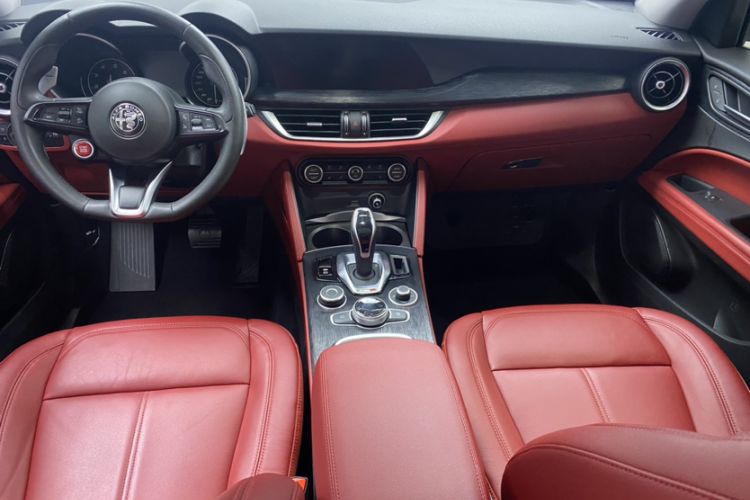 Used Alfa Romeo Stelvio 2021 2.0T 280HP Luxury Edition Interior 4