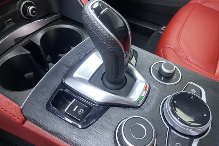 Used Alfa Romeo Stelvio 2021 2.0T 280HP Luxury Edition Interior 5