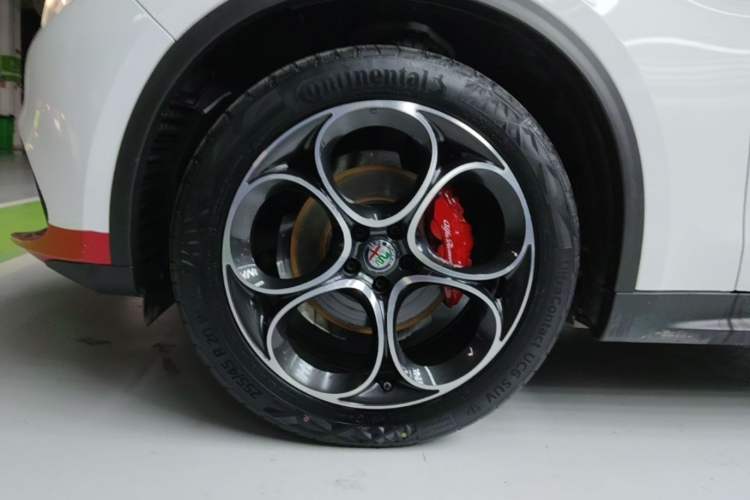 Used Alfa Romeo Stelvio 2021 2.0T 280HP Luxury Edition Left Front Wheel Hub