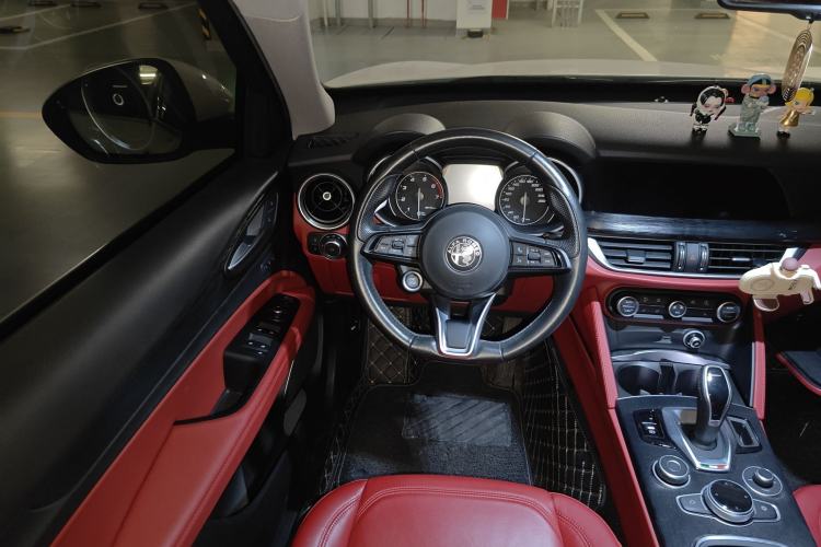 Used Alfa Romeo Stelvio 2021 2.0T 280HP Luxury Edition Steering Wheel