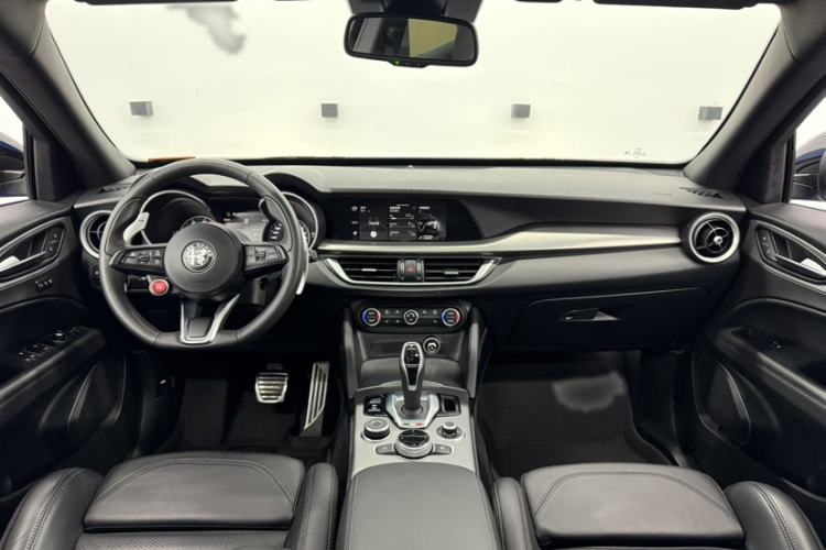 Used Alfa Romeo Stelvio 2022 2.0T 280HP Veloce Track Edition Interior 2
