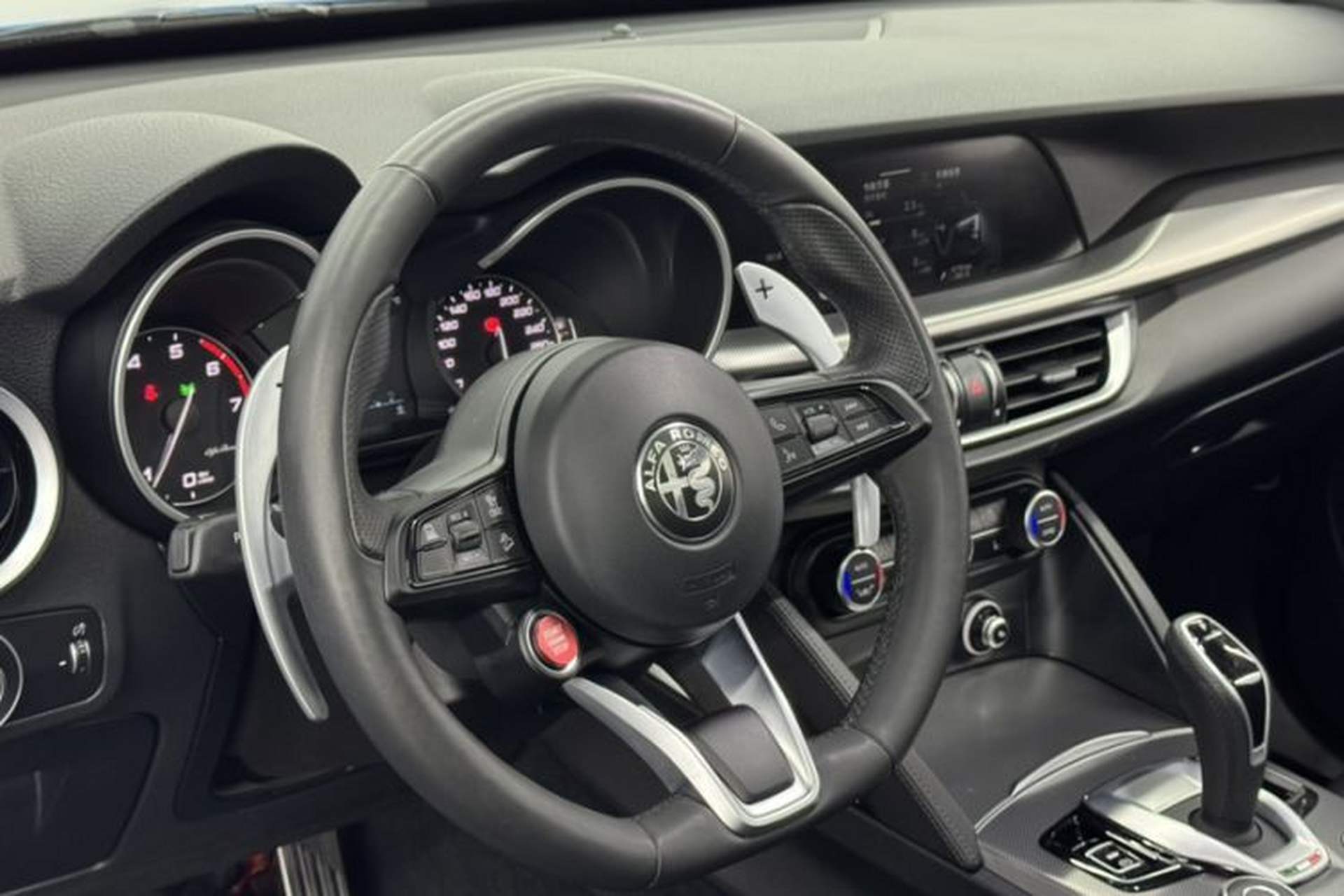 Used Alfa Romeo Stelvio 2022 2.0T 280HP Veloce Track Edition Interior 2