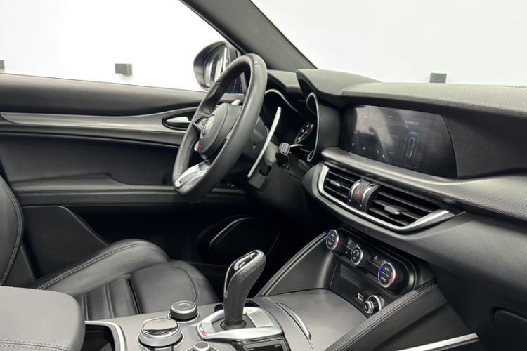 Used Alfa Romeo Stelvio 2022 2.0T 280HP Veloce Track Edition Interior 3