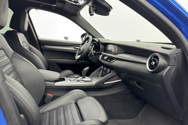 Used Alfa Romeo Stelvio 2022 2.0T 280HP Veloce Track Edition Interior 4