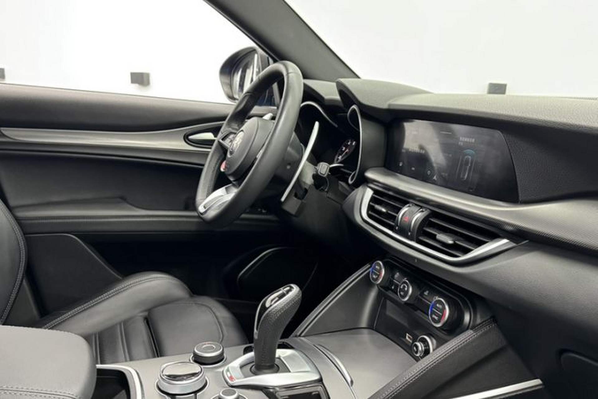 Used Alfa Romeo Stelvio 2022 2.0T 280HP Veloce Track Edition Interior 5