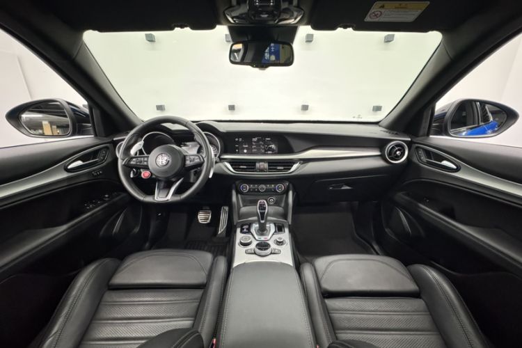 Used Alfa Romeo Stelvio 2022 2.0T 280HP Veloce Track Edition Interior 6