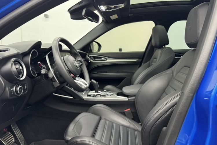 Used Alfa Romeo Stelvio 2022 2.0T 280HP Veloce Track Edition Interior 7