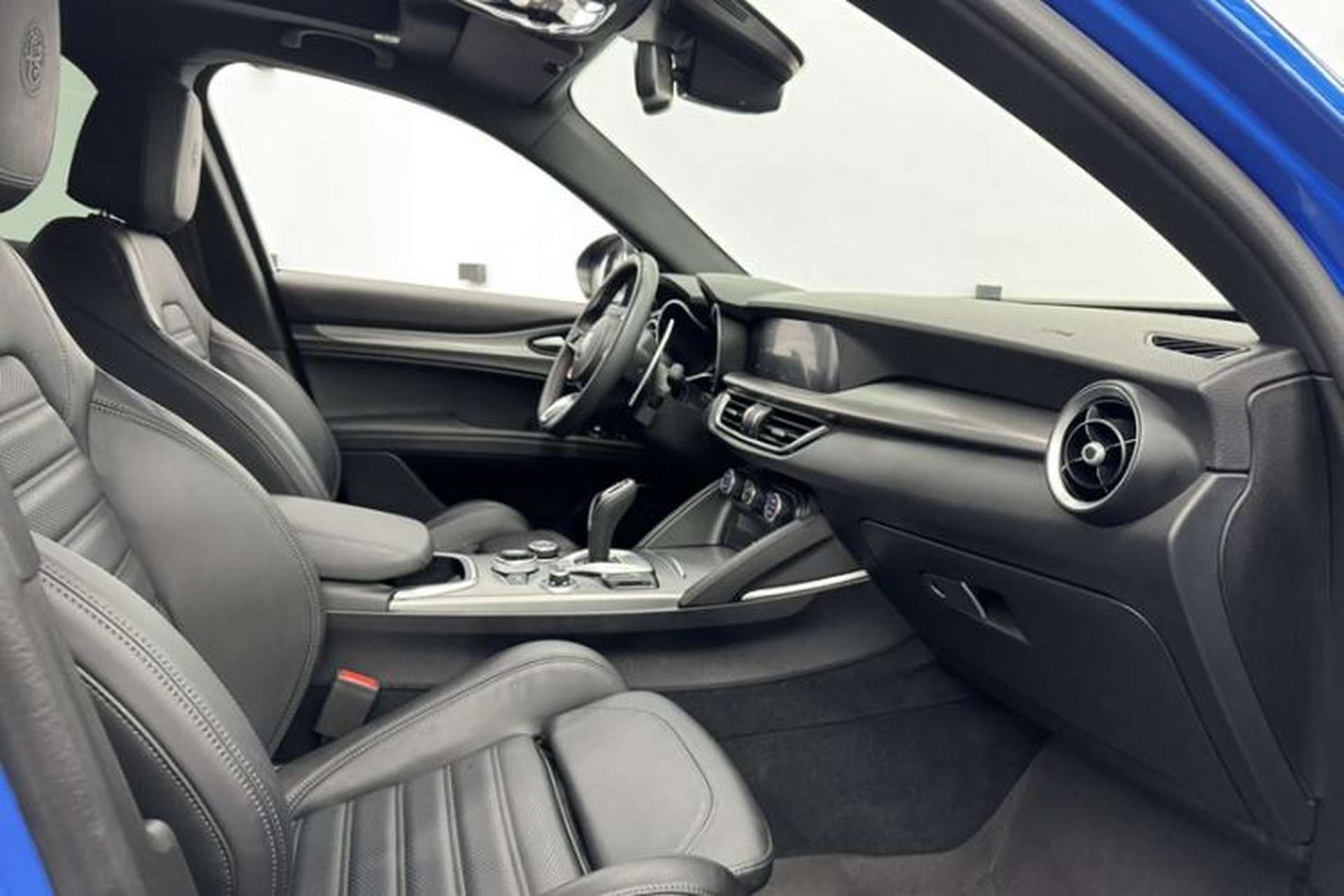 Used Alfa Romeo Stelvio 2022 2.0T 280HP Veloce Track Edition Interior 7