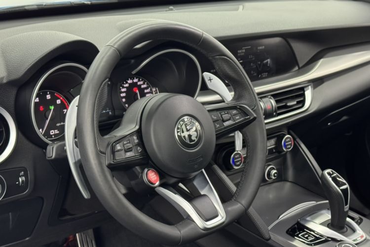 Used Alfa Romeo Stelvio 2022 2.0T 280HP Veloce Track Edition Interior 8