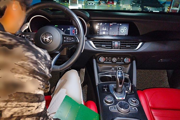 Used Alfa Romeo Stelvio 2023 2.0T 280HP Sprint Zongqing Version Center Console