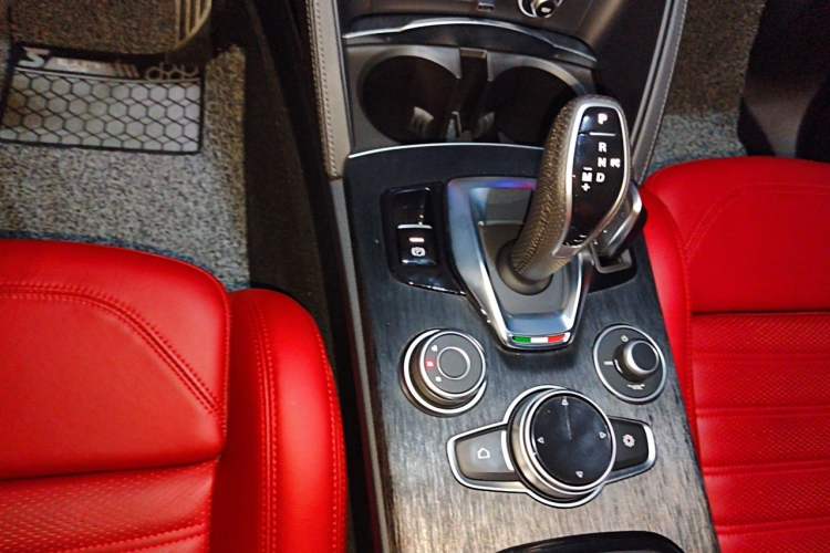 Used Alfa Romeo Stelvio 2023 2.0T 280HP Sprint Zongqing Version Gear Lever