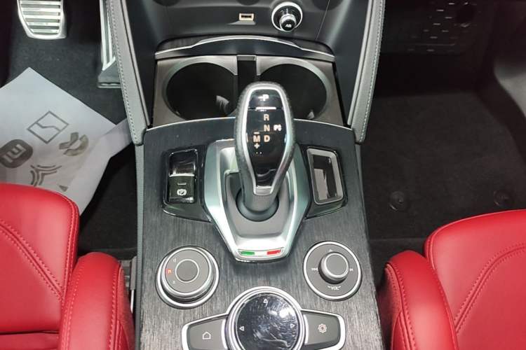 Used Alfa Romeo Stelvio 2024 2.0T 280HP Dragon Edition Limited Edition Gear Lever