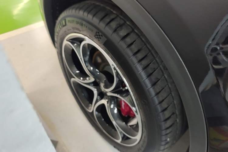 Used Alfa Romeo Stelvio 2024 2.0T 280HP Dragon Edition Limited Edition Left Front Wheel Hub
