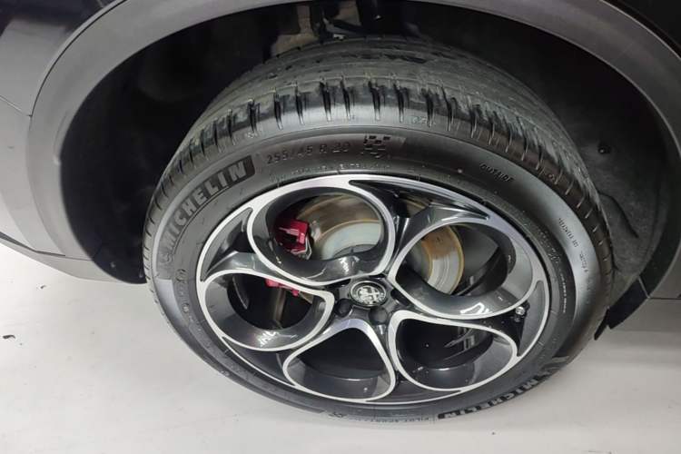 Used Alfa Romeo Stelvio 2024 2.0T 280HP Dragon Edition Limited Edition Right Rear Wheel Hub