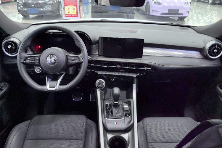 Used Alfa Romeo Tonale 2023 2.0T 268HP AWD Veloce Track Edition Center Console