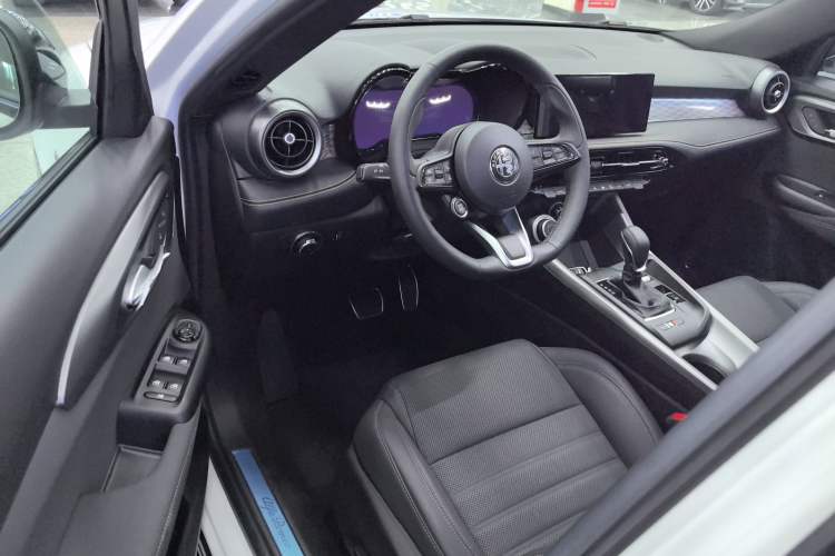 Used Alfa Romeo Tonale 2023 2.0T 268HP AWD Veloce Track Edition Driver Seat