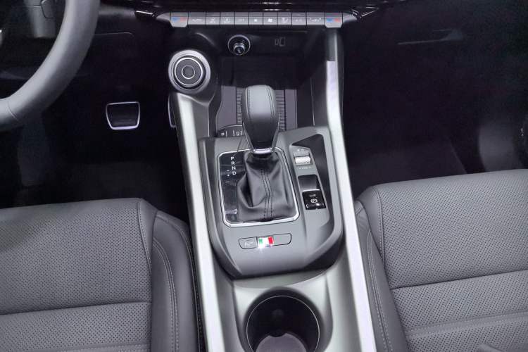 Used Alfa Romeo Tonale 2023 2.0T 268HP AWD Veloce Track Edition Gear Lever