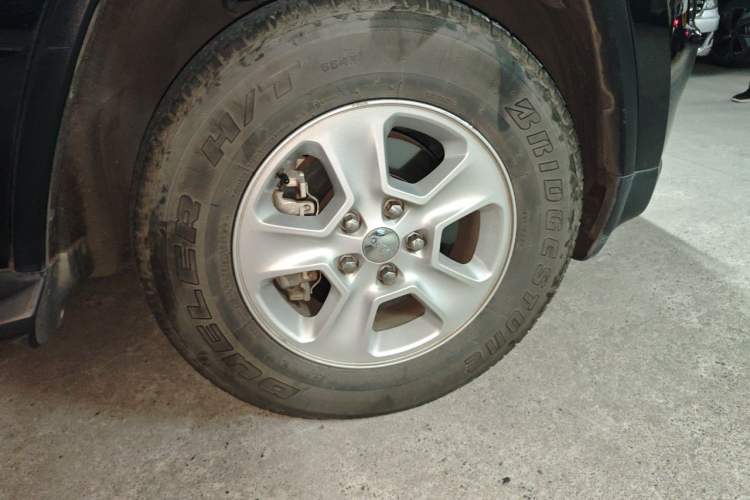 Used Alpina B4  Right Front Wheel Hub