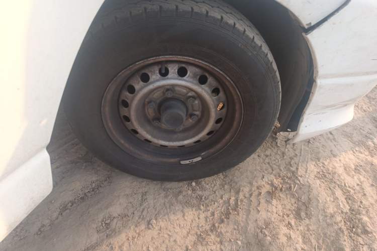 Used Alpina B4  Right Front Wheel Hub