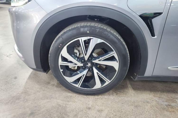 Used ARCFOX Alpha S 2022 525S 160kW Left Front Wheel Hub