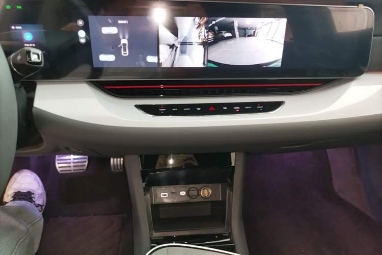 Used ARCFOX Alpha S 2023 Pioneer Edition Audio And AC Panel