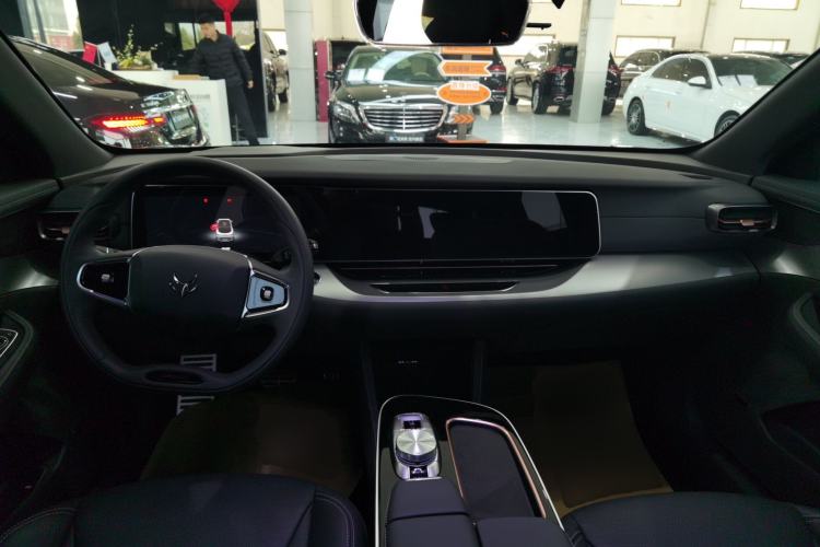 Used ARCFOX Alpha S 2023 525 Forest Edition 175kW Center Console