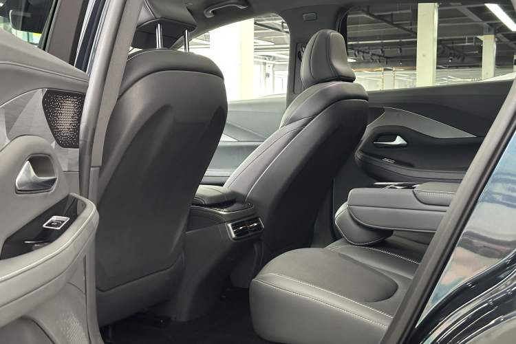 Used ARCFOX Alpha S 2023 525 Forest Edition 175kW Interior 11