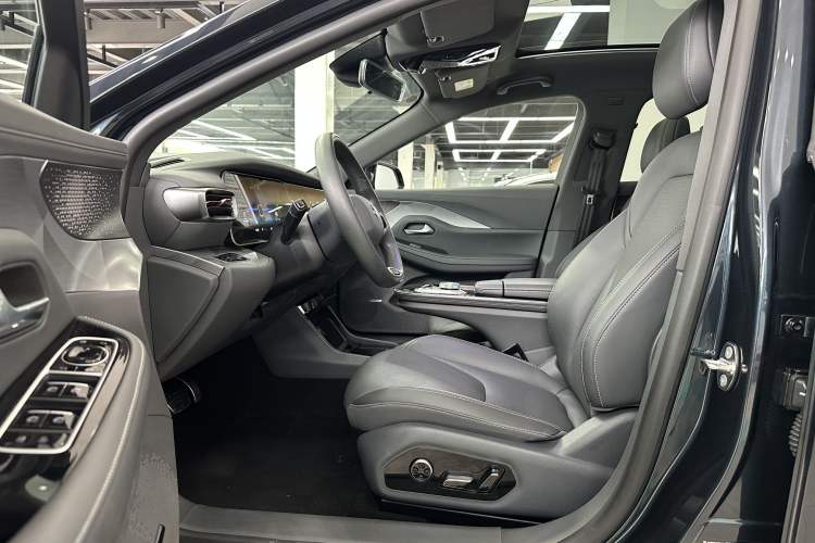Used ARCFOX Alpha S 2023 525 Forest Edition 175kW Interior 13