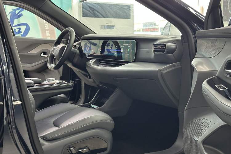 Used ARCFOX Alpha S 2023 525 Forest Edition 175kW Interior 2