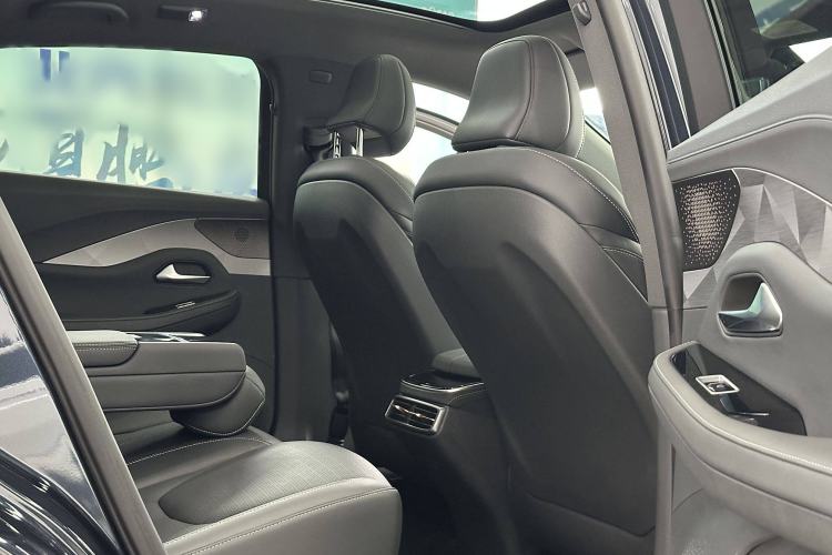 Used ARCFOX Alpha S 2023 525 Forest Edition 175kW Interior 7
