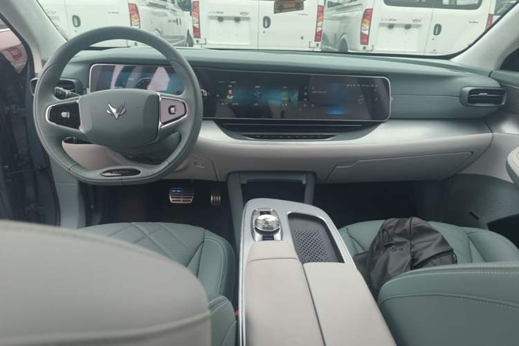 Used ARCFOX Alpha S 2023 735E+ Forest Edition 160kW Center Console