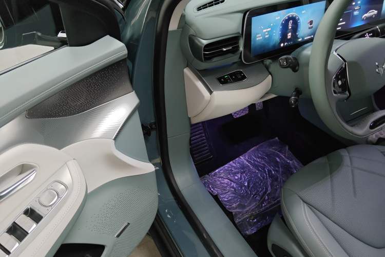 Used ARCFOX Alpha S 2023 525 Forest Edition 160kW Driver Seat
