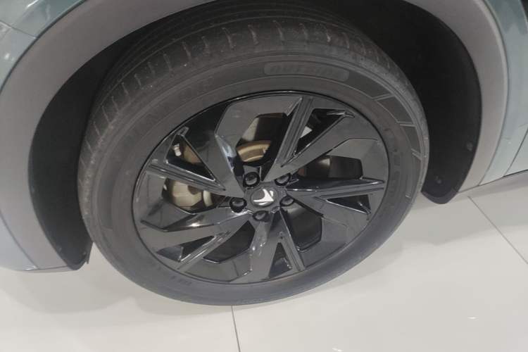 Used ARCFOX Alpha S 2023 735E+ Forest Edition 160kW Left Front Wheel Hub