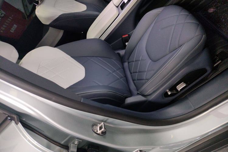 Used ARCFOX Alpha S 2023 650E Forest Edition PRO 175kw Right Front Seat