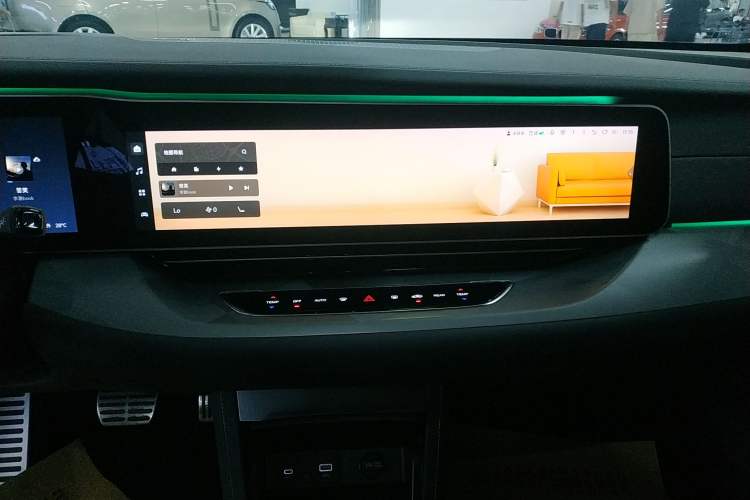 Used ARCFOX Alpha S 2023 735E+ Forest Edition 160kW Audio And AC Panel