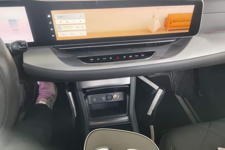 Used ARCFOX Alpha S 2023 735E+ Forest Edition 175kW Audio And AC Panel