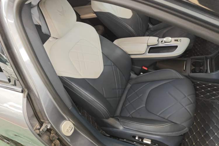 Used ARCFOX Alpha S 2023 650E Forest Edition PRO 175kw Right Front Seat