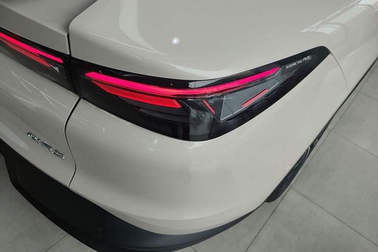 Used ARCFOX Alpha S5 2024 708MAX 200kW Right Rear Taillight