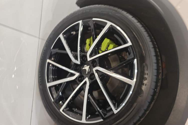 Used ARCFOX Alpha S5 2025 560MAX 185kW Right Rear Wheel Hub