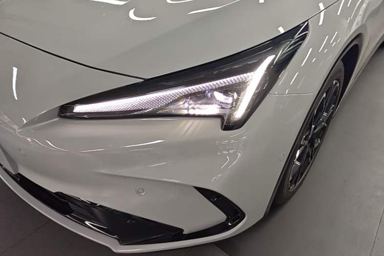 Used ARCFOX Alpha S5 2026 Model 650 Yuanjing All-Wheel-Drive 390kW Left Front Headlight
