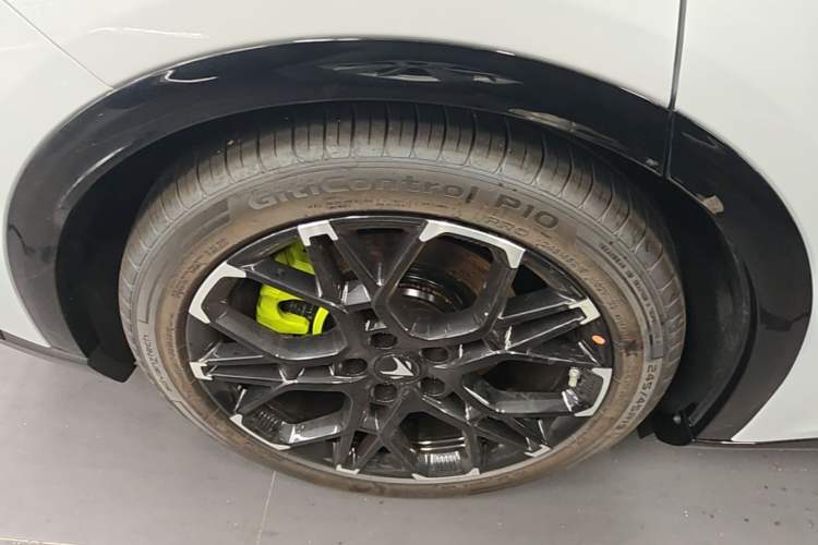 Used ARCFOX Alpha S5 2026 Model 650 Yuanjing All-Wheel-Drive 390kW Right Rear Wheel Hub