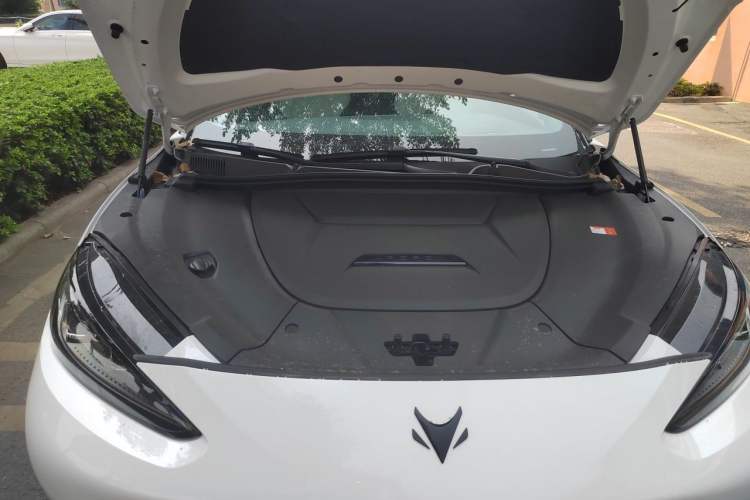 Used ARCFOX Alpha S6 2025 602 with Three LiDAR Sensors Engine Bay