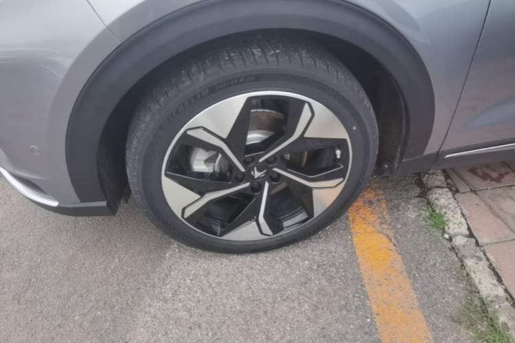 Used ARCFOX Alpha T 2021 653S+ 160kW Left Front Wheel Hub